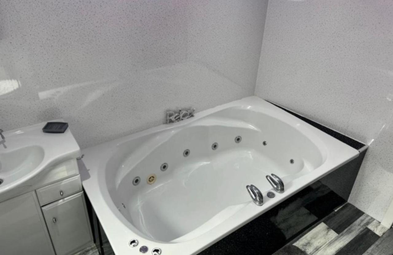 Sea View Apartment Large Balcony Whirlpool Bath 2 Bedrooms Sky Glass Tv Bridlington Exterior photo